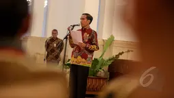 Presiden Jokowi saat memberikan kata sambutan dalam pembukaan Musyawarah Nasional VII Gabungan Pengusaha Jamu dan Obat Tradisional Indonesia (GP Jamu), di Istana Negara, Jakarta, Senin (25/5/2015). (Liputan6.com/Faizal Fanani)