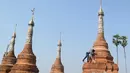 Relawan membersihkan pagoda Buddha kuno di Naypyitaw, Myanmar (27/1). Pagoda yang berada di ibu kota negara tersebut dibangun 160 tahun lalu pada masa dinasti Konbaung dan Amarapura. (AP Photo/Aung Shine Oo)