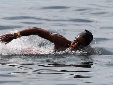 Aflah Fadlan Prawira atlet Renang Perairan Terbuka Putra 10 km Jawa Barat beraksi saat PON XX Papua di Teluk Yos Sudarso Jayapura, Selasa (5/10/2021). (Foto PB PON XX/Ardy Alvez)
