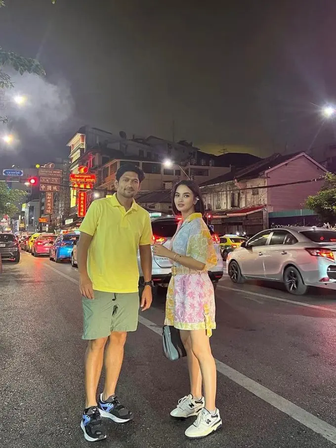 7 Gaya Stylish Ririn Ekawati Liburan di Thailand, Tampil Kekinian bak ABG di Usia 39 Tahun