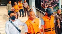 Empat tersangka korupsi pembangunan Masjid Raya Senapelan saat digiring ke mobil tahanan oleh petugas Kejati Riau. (Liputan6.com/M Syukur)