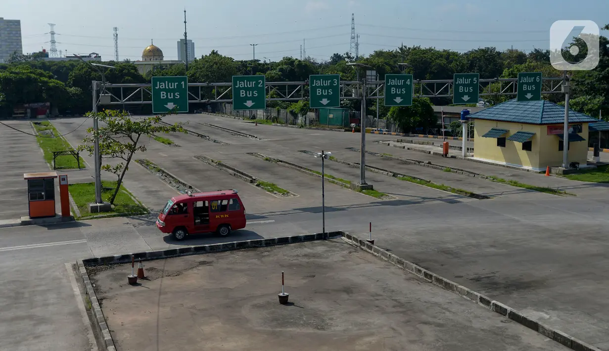 Suasana pelayanan moda transportasi di Terminal Pulogebang, Jakarta, Kamis (7/5/2020). Kementerian Perhubungan (Kemenhub) mengumumkan membuka kembali akses layanan moda transportasi umum mulai Kamis (7/5) ini, namun hal itu tidak membuat terminal menjadi ramai. (merdeka.com/Imam Buhori)