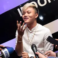 Dalam bermusik, Rizky Febian semakin menunjukkan eksistensi dan mencapai prestasinya. Single terbaru pun kembali dirilis oleh penyanyi yang akrab disapa Iki ini dengan judul ‘Cukup Tahu’. (Deki Prayoga/Bintang.com)