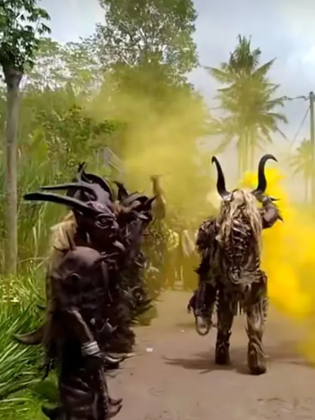 Pengantin Pria Ini Diantar 'Monster' saat Menikah, Anti-Mainstream