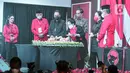 Ketua Umum PDIP Megawati Soekarnoputri memotong tumpeng (ketiga kanan) disaksikan Presiden Joko Widodo atau Jokowi (tengah) saat Rakernas II PDIP di Jakarta, Selasa (21/6/2022). Rakernas PDIP kali ini mengusung tema 'Desa Kuat, Indonesia Maju dan Berdaulat'. (Liputan6.com/Faizal Fanani)