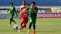 Pemain Persebaya United, Evan Dimas mengejar bola saat laga Piala Presiden melawan Martapura FC di Stadion Si Jalak Harupat, Bandung, Rabu (2/9/2015). Pertandingan berakhir imbang 0-0.(Bola.com/Peksi Cahyo)