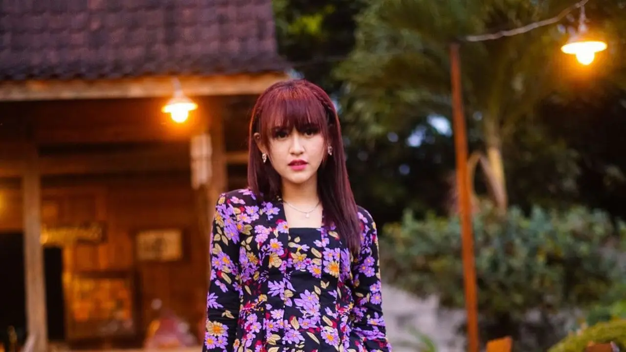 7 Potret Happy Asmara saat di Luar Panggung, Curi Perhatian