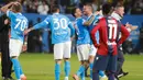 Berlaga di Stadion King Al-Awwal Park, Riyadh pada Senin 22 Desember 2025 malam waktu setempat atau Selasa (23/12/2025) dini hari WIB, Napoli berhasil membungkam perlawanan Bologna dengan skor 2-0. Tampak dalam foto, para pemain Napoli merayakan kemenangan laga final Piala Super Italia melawan Bologna di Stadion King Al-Awwal Park, Riyadh pada Senin 22 Desember 2025 malam waktu setempat. (Fayez NURELDINE/AFP)