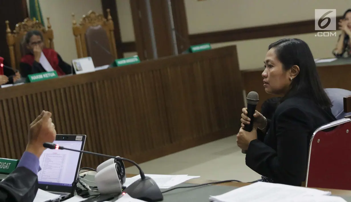 Indung, bawahan Bowo Sidik Pangarso di PT Inesia menjawab pertanyaan saat menjadi saksi pada sidang lanjutan dugaan suap pengangkutan pupuk dengan terdakwa Marketing Manager PT Humpuss Transportasi Kimia, Asty Winasti, Pengadilan Tipikor, Jakarta, Rabu (10/7/2019). (Liputan6.com/Helmi Fithriansyah)