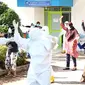 Tim medis mengajak pasien yang terpapar virus corona untuk senam bersama. (Liputan6.com/ Novia Harlina)