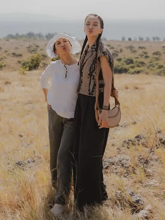 Raline Shah selalu kompak bersama ibundanya, ia mengenakan vest tenun dipadukan celana hitam. Dan ibundanya mengenakan atasan putih dipadukan celana denim. [@ralineshah]