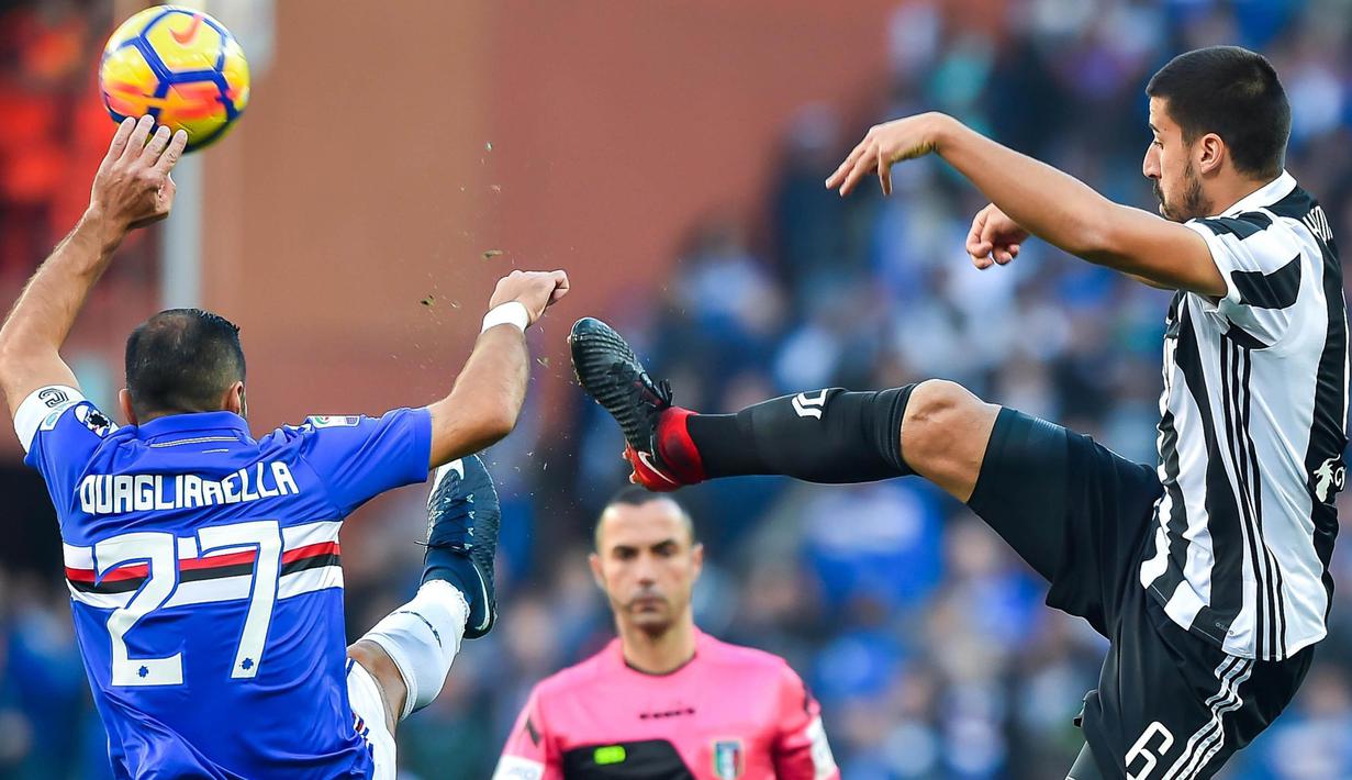 Gelandang Juventus, Sami Khedira, berebut bola dengan striker Sampdoria, Fabio Quagliarella, pada laga Serie A Italia di Stadion Luigi Ferraris, Genoa, Minggu (19/11/2017). Sampdoria menang 3-2 atas Juventus. (AP/Simone Arveda)