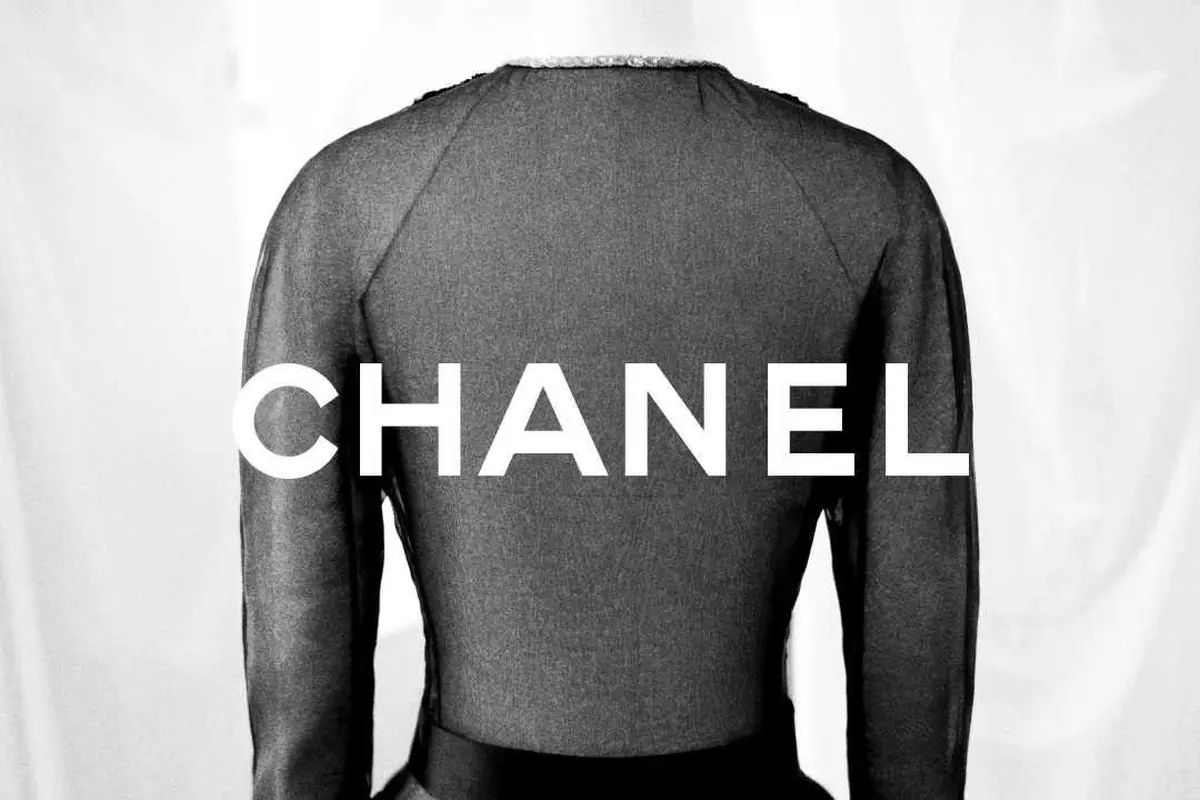 Margaret Qualley Kunjungi Ekshibisi Perdana Gabrielle Chanel. Fashion Manifesto