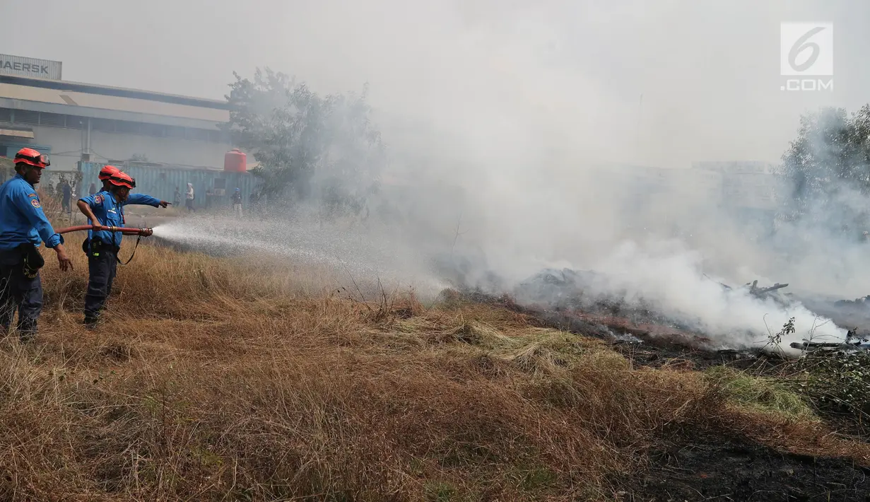 Petugas pemadam kebakaran memadamkan api saat uji coba Tank MT-LBu-GPM-10 di kawasan Cakung, Jakarta, Rabu (24/7/2019). Uji coba kendaraan lapis baja amfibi tersebut dilakukan oleh PT Sena Sanjaya Makmur Sejahtera Tank Division. (Liputan6.com/Herman Zakharia)