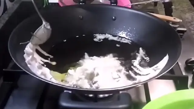 Tanpa Digoreng 2 Kali, Begini Trik Bikin Peyek Tipis dan Renyah Tahan Lama