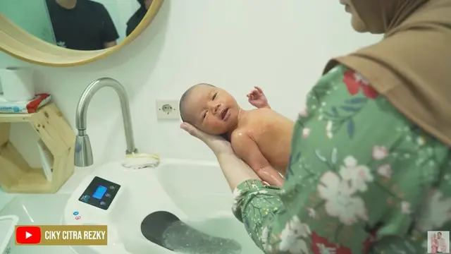 7 Momen Citra Kirana Mandikan Baby Athar Untuk Pertama Kali, Udah Ahli