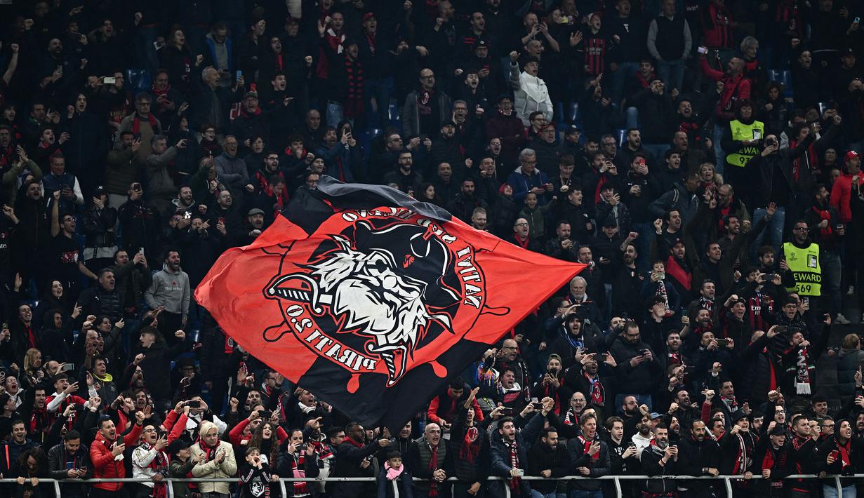 Fans AC Milan memberikan dukungan kepada timnya saat laga leg pertama perempat final Liga Champions 2022/2023 melawan Napoli di San Siro, Milan, Kamis (13/04/2023) dini hari WIB. Pertandingan tersebut berhasil dimenangkan oleh tuan rumah melalui gol tunggal Ismael Bennacer. (AFP/Gabriel Bouys)