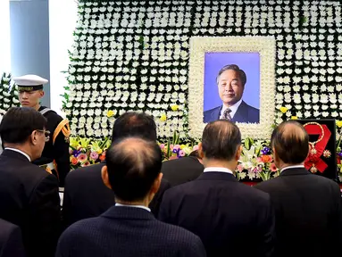Sejumlah pelayat hadir dalam proses pemakaman mantan presiden Korea Selatan Kim Young - Sam di Seoul, Korea Selatan, (22/11). Mantan Presiden Korea Selatan yang terkenal dengan gerakan pro-demokrasi, meninggal dunia di usia ke-87. (REUTERS/Yonhap)