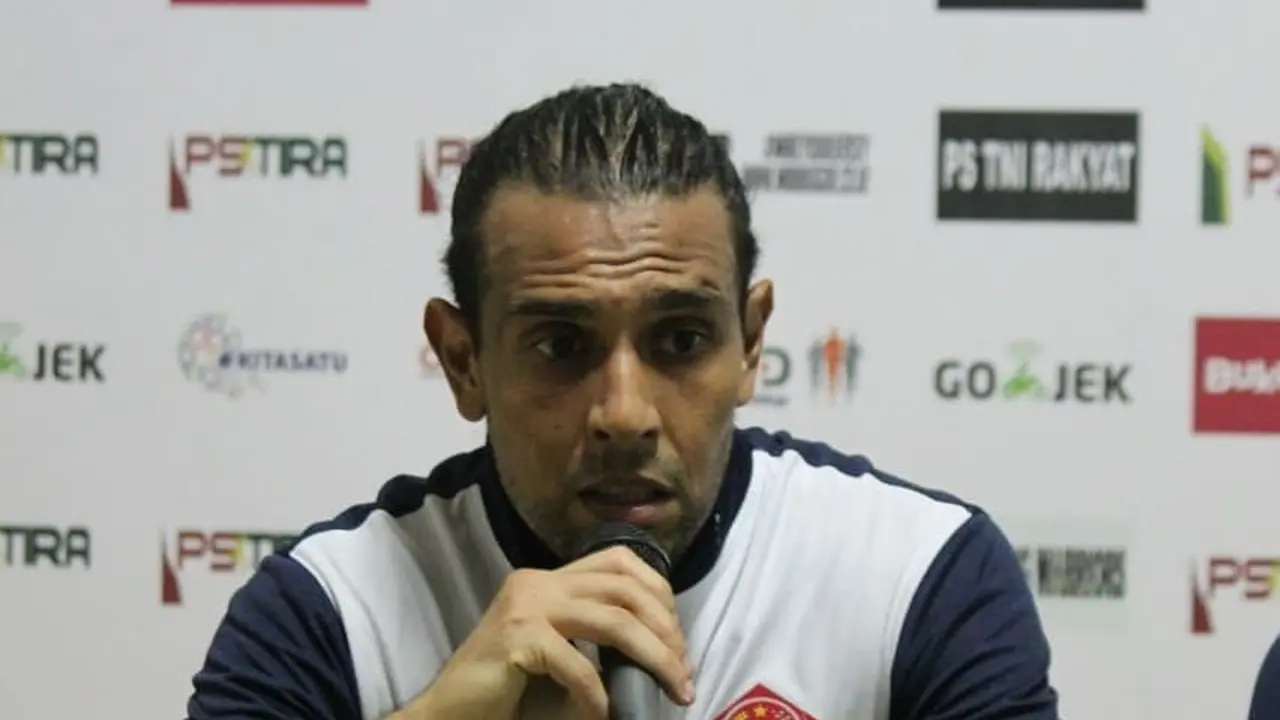 Gelandang PS Tira, Gustavo Lopez berhasil membukuka satu gol dan satu assist untuk membantu timnya mengalahkan Bali United 2-1 di Stadion Sultan Agung, Bantul, Yogyakarta, Senin (30/4/2018).
