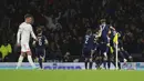 Pemain Skotlandia Che Adams merayakan dengan rekan satu timnya usai mencetak gol ke gawang Denmark pada pertandingan sepak bola kualifikasi Grup F Piala Dunia 2022 di Stadion Hampden Park, Glasgow, Skotlandia, 15 November 2021. Skotlandia menaklukkan Denmark 2-0. (AP Photo/Scott Heppell)