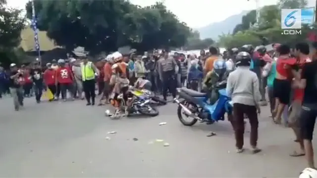 Kerumunan orang tertabrak deretan motor balap yang melaju kencang.
