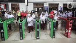 Sejumlah siswa sekolah dasar (SD) antre memasuki Stasiun Jakarta Kota untuk naik kereta saat mengikuti perayaan Hari Anak Nasional yang digelar KAI Commuter, Jakarta, Jumat (22/7/2022). Kegiatan tersebut sekaligus bertujuan untuk mengenalkan moda transportasi kereta kepada siswa sejak dini. (Liputan6.com/Faizal Fanani)