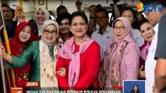 Tanpa canggung, Iriana pun berbaur dengan para penumpang lainnya.