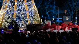 Presiden AS Barack Obama memberikan kata sambutan usai menyalakan Pohon Natal Nasional di Taman Ellipse, dekat Gedung Putih, Washington, Kamis (3/12). Acara tersebut menandai dimulainya musim Natal. (AFP PHOTO/ Brendan SMIALOWSKI)