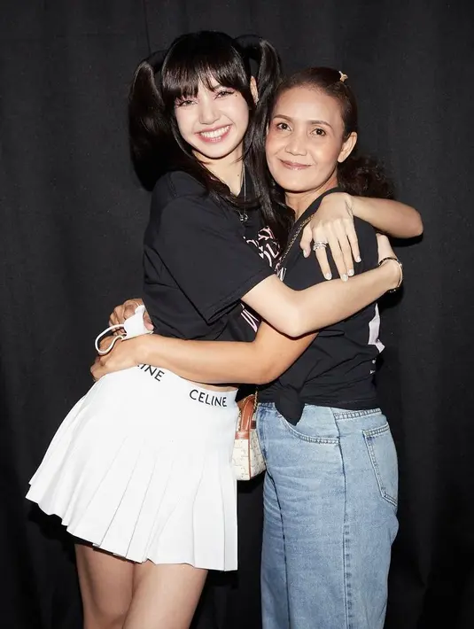 Chitthip Bruschweiler tak jarang menemani sang putri konser. Seperti foto di belakang panggung ini, Chitthip Bruschweiler berpose mesra dengan Lisa mengenakan kaus hitam, yang dipadunya dengan celana jeans. Foto: Instagram.