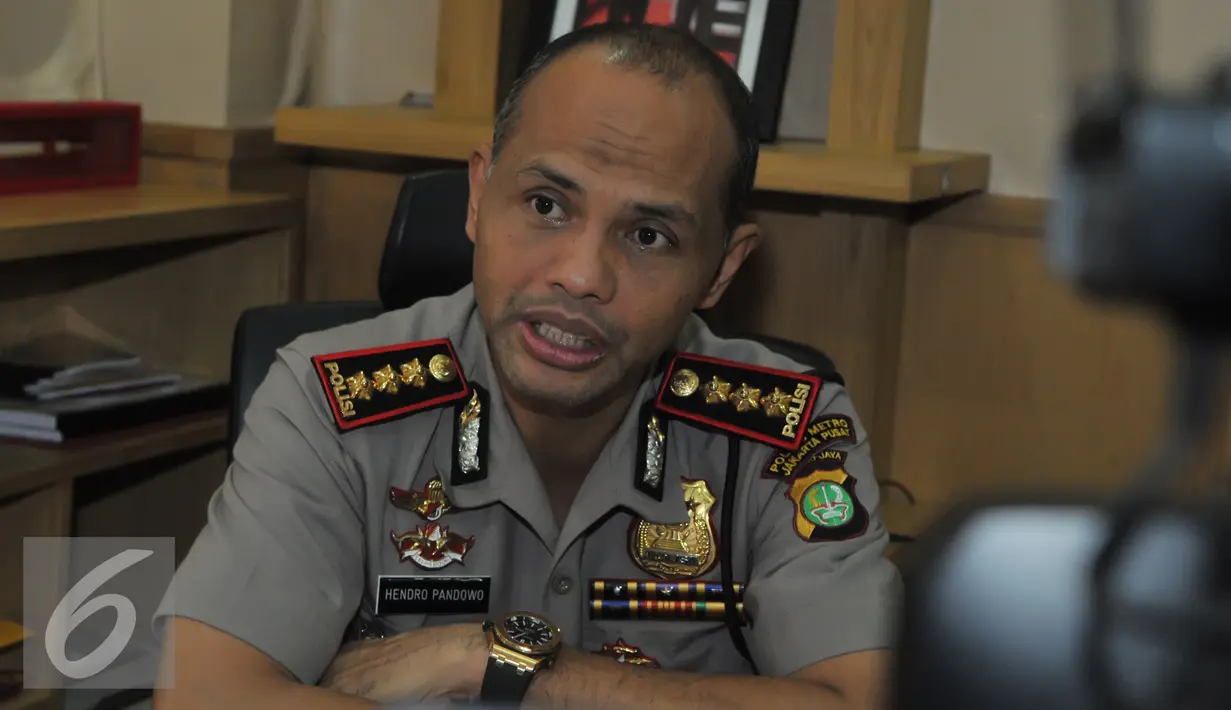 Kombes Pol Hendro Pandowo memberikan keterangan pers terkait  lubang yang terlihat di gedung MNC, Jakarta, Selasa (7/7/2015). Ia memastikan lubang tersebut bukan karena peluru melainkan benturan gondola. (Liputan6.com/Herman Zakharia)
