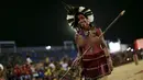 Seorang wanita tanpa busana saat mengikuti parade Kecantikan Adat Internasional dalam Olimpiade bagi masyarakat adat dunia di, Palmas, Brasil, Sabtu (24/10/2015).  Sekitar 48 etnik dari berbagai dunia ikut dalam kejuaraan ini. (REUTERS/Ueslei Marcelino)