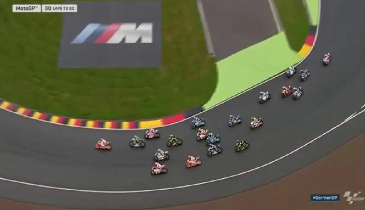 Suasana balapan MotoGP Jerman di Sirkuit Sachsenring, Minggu (17/7/2016), yang sempat diguyur hujan deras. (Bola.com/Twitter/MotoGP