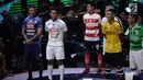 Pesepak bola peserta Liga 1 memperkenalkan jersey home dan away dalam peluncuran Liga 1 2018 di Studio 5 Indosiar, Senin (19/3). Total ada 306 pertandingan yang akan disiarkan secara langsung, berbayar ataupun streaming. (Liputan6.com/Faizal Fanani)