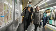 Seorang perempuan mengenakan masker bergegas di peron kereta bawah tanah di Paris, Prancis, Kamis (30/6/2022). Kasus virus corona covid-19 meningkat dengan cepat di Prancis dan negara-negara Eropa lainnya setelah pembatasan COVID-19 dicabut pada musim semi. (AP Photo/Michel Euler)