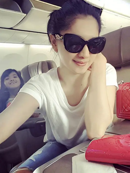 "Saya urus jadwal aja. Pasti lah (curhat). Saya kan kakaknya. Pasti dia ngomong. Yang penting kita benar-benar aja. Angel bilang yang penting gue syuting kerja, ngurusin anak-anak gue," ujar Daniel, kakak Angel Karamoy. (Instagram/realangelkaramoy)