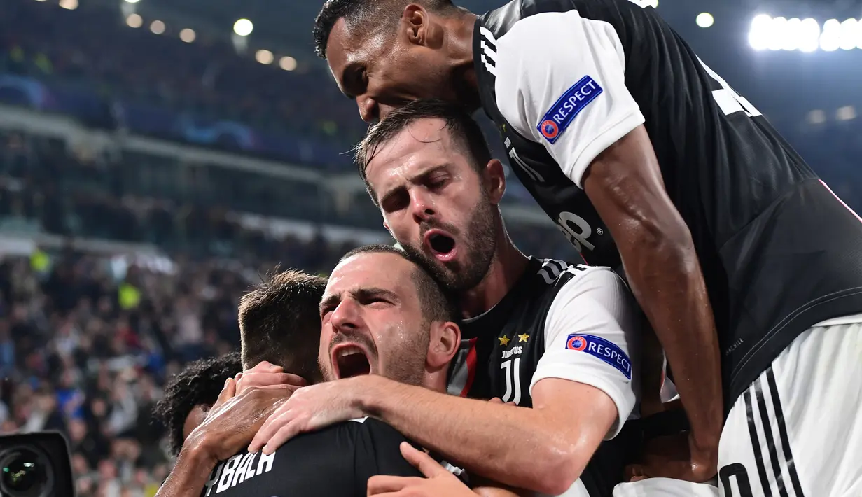 Para pemain Juventus merayakan gol yang dicetak Paulo Dybala ke gawang Lokomotiv Moscow pada laga Liga Champions di Stadion Juventus, Turin, Selasa (22/10). Juventus menang 2-1 atas Lokomotiv. (AFP/Miguel Medina)