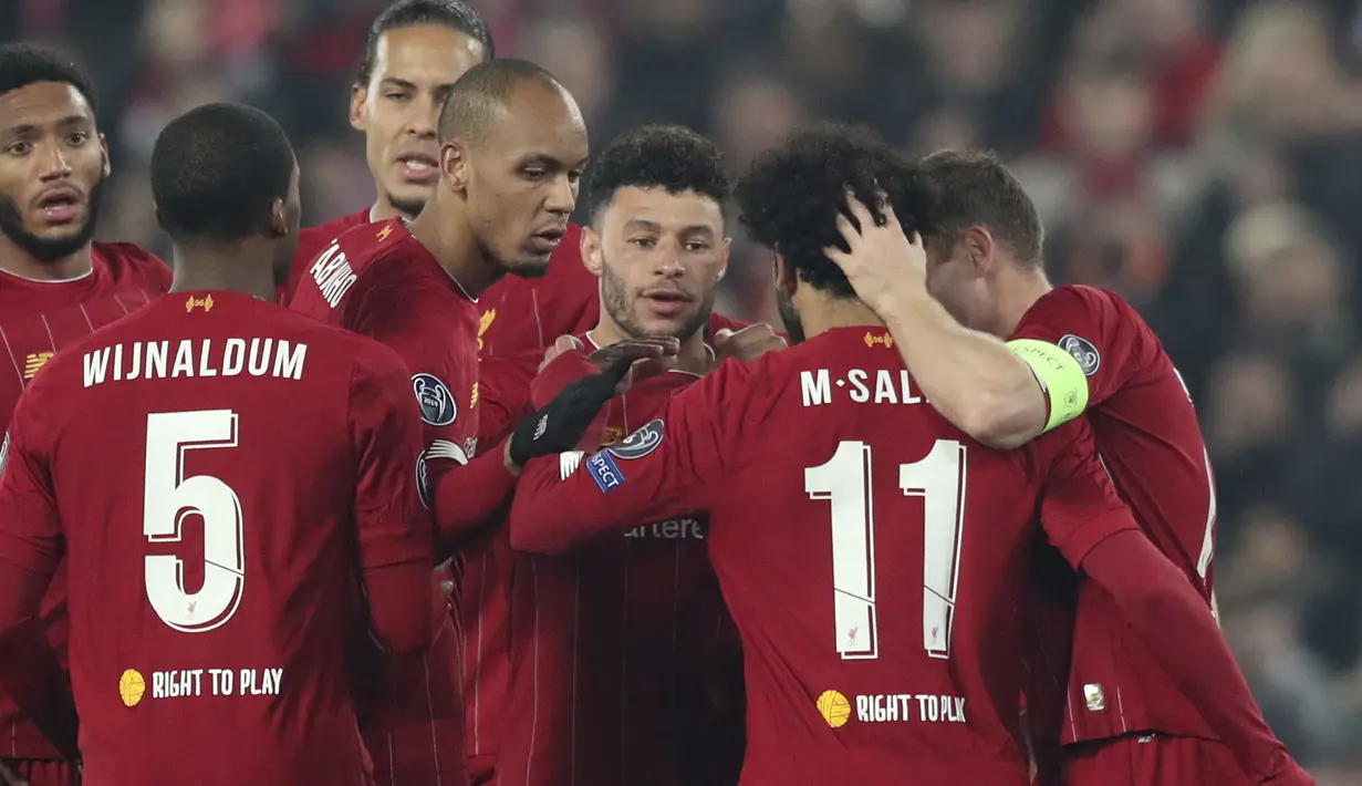 Gelandang Liverpool, Alex Oxlade-Chamberlain (ketiga kanan) berselebrasi dengan rekan-rekannya usai mencetak gol ke gawang KRC Genk pada pertandingan lanjutan Grup E Liga Champions di Stadion Anfield, Inggris (5/11/2019). Liverpool menang tipis 2-1 atas Genk. (AP Photo/Jon Super)