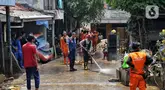 Personel dari Dinas Penanggulangan Kebakaran dan Penyelamatan (Gulkarmat) Provinsi DK Jakarta menyemprotkan air untuk membersihkan endapan sisa lumpur di permukiman warga di kawasan Rawajati, Kalibata, Jakarta Selatan, Jakarta, Rabu (5/3/2025). (Liputan6.com/Angga Yuniar)