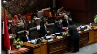 Perwakilan Fraksi PDIP, Utut Adianto (kedua dari kanan) menyerahkan daftar nama-nama untuk masuk di alat kelengkapan dewan kepada Ketua DPR, Setya Novanto, Jakarta, Selasa (18/11/2014). (Liputan6.com/Andrian M Tunay)