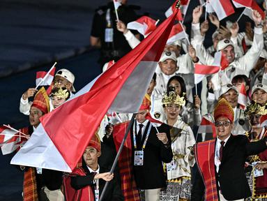 Kontingen Indonesia tampil memukau dengan mengenakan pakaian adat saat upacara pembukaan SEA Games 2025 di Stadion Nasional Rajamangala, Bangkok, pada Selasa (9/12/2025) malam WIB. (AFP/Lillian Suwanrumpha)