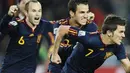 Selebrasi striker Spanyol David Villa (kanan) dan rekan-rekannya seusai menjebol gawang Paraguay di perempat final PD 2010 di Ellis Park Stadium, Johannesburg, 3 Juli 2010. Spanyol unggul 1-0. AFP PHOTO / JUAN MABROMATA 
