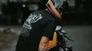 Pria yang bakal dikaruniai anak ketiga ini, tampil garang dengan kaos pendek memperlihatkan tato di tangan kanannya. Pakai baju serba hitam, Fandy kian membuat penggemarnya jatuh hati. (Liputan6.com/IG/@fandych)