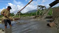 Banjir bandang yang melanda Bone Bolango, Gorontalo, menyisakan sedikit berkah bagi para pendulang pasir tradisional. (Liputan6.com/ Arfandi Ibrahim)