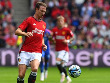 Tiga tim terbawah di Premier League pada musim 2022/2023, Leicester City, Leeds United dan Southampton harus terdegradasi ke Championship pada musim 2023/2024. Meski terdegdarasi, bukan berarti karier para pemain dari ketiga klub tersebut ikut anjlok. Beberapa pemain nyatanya bernasib lebih baik dengan naik kelas untuk bermain di Liga Champions bersama klub barunya. Seperti 8 pemain berikut ini. (AFP/Andy Buchanan)