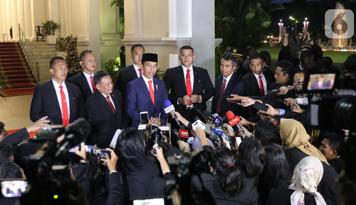 Presiden Joko Widodo atau Jokowi memberi keterangan saat tiba di Istana Merdeka, Jakarta, Minggu (20/10/2019). Usai dilantik menjadi Presiden RI untuk kedua kalinya, Jokowi  langsung kembali ke Istana Merdeka. (Liputan6.com/Angga Yuniar)