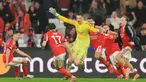 Kiper Benfica asal Ukraina, Anatoliy Trubin (tengah) merayakan golnya selama pertandingan pekan ke-8 Liga Champions 2025-2026 melawan Real Madrid di Estadio da Luz, Lisbon, Rabu (28/1/2026) waktu setempat atau Kamis (29/1/2026) dini hari WIB. Usai mencetak gol yang menyudahi perlawanan Real Madrid pada laga pekan ke-8 Liga Champions 2025-2026 di Estadio da Luz, Lisbon, Rabu (28/1/2026) waktu setempat atau Kamis (29/1/2026) dini hari WIB, nama Anatoliy Trubin langsung menjadi sorotan. (PATRICIA DE MELO MOREIRA/AFP)