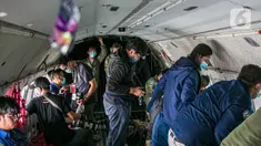 Suasana saat sejumlah awak media memantau proses pencarian pesawat Sriwijaya Air SJ 182 dari pesawat CN 295 milik TNI AU di perairan Kepulauan Seribu, Jakarta, Minggu (10/1/2021). TNI AU menargetkan proses pencarian Sriwijaya Air SJ 182 maksimal selama tujuh hari. (Liputan6.com/Faizal Fanani)