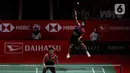 Pebulu tangkis ganda putra Indonesia Leo Rolly Carnando/Daniel Marthin saat bertanding melawan He Ji Ting/Zhou Hao Dong dari China dalam pertandingan babak final Indonesia Masters 2023 di Istora Senayan, Jakarta Pusat, Minggu (29/1/2023). Leo Rolly Carnando/Daniel Martin keluar sebagai juara Indonesia Masters 2023 seusai mengandaskan pasangan China, He Ji Ting/Zhou Hao Dong dua game langsung dengan skor 21-17, 21-16.  (Liputan6.com/Herman Zakharia)