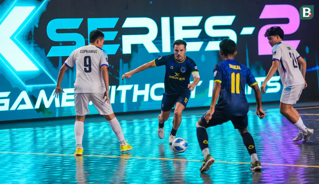 Pemain Fury Squad, Falcao berusaha melewati penjagaan pemain Lynx Hunters dalam laga perebutan peringkat ketiga Futsal X Series 2 yang berlangsung di GOR UNJ, Rawamangun, Jakarta, Minggu (18/01/2026). (Bola.com/Bagaskara Lazuardi)