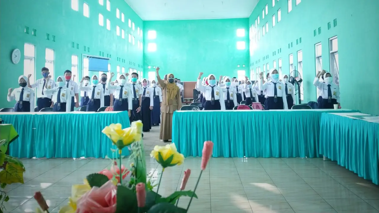 SMPN 1 Purwareja Klampok Selasa (15/6/2021) mengukuhkan puluhan siswanya menjadi duta literasi. (Foto: Clarissa Benita Yudianto untuk Liputan6.com)